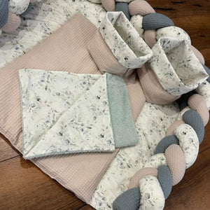 Geflochtene Wickeltischumrandung in Wunschfarbe, handgefertigt, für sicheren Schutz auf dem Wickeltisch, variabel in Farbe und Design