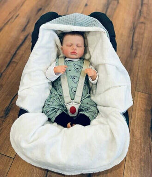 Einschlagdecke für Babysitz oder Babyschale, weiche Decke in neutraler Farbe, ideal für sicheren und bequemen Schutz für Babys.