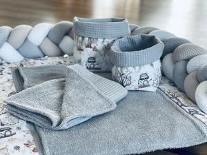 Weiches Frotteetuch für Wickelauflage in Wunschfarben, mit variabler Farbwahl, von Mein Shop, auf einer Wickelkommode layert.