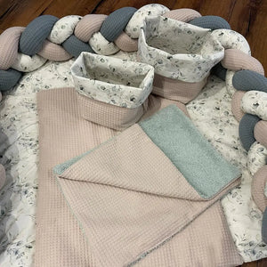 Wasserabweisende Wickelauflage mit Bezug, variierbares Konfigurator-Set für Babys in natürlichen Farben.