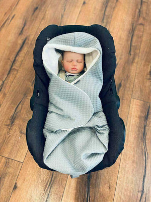 Einschlagdecke für Babysitz oder Babyschale, weiches Material, in neutraler Farbe, schützt und wärmt den kleinen Passagier.