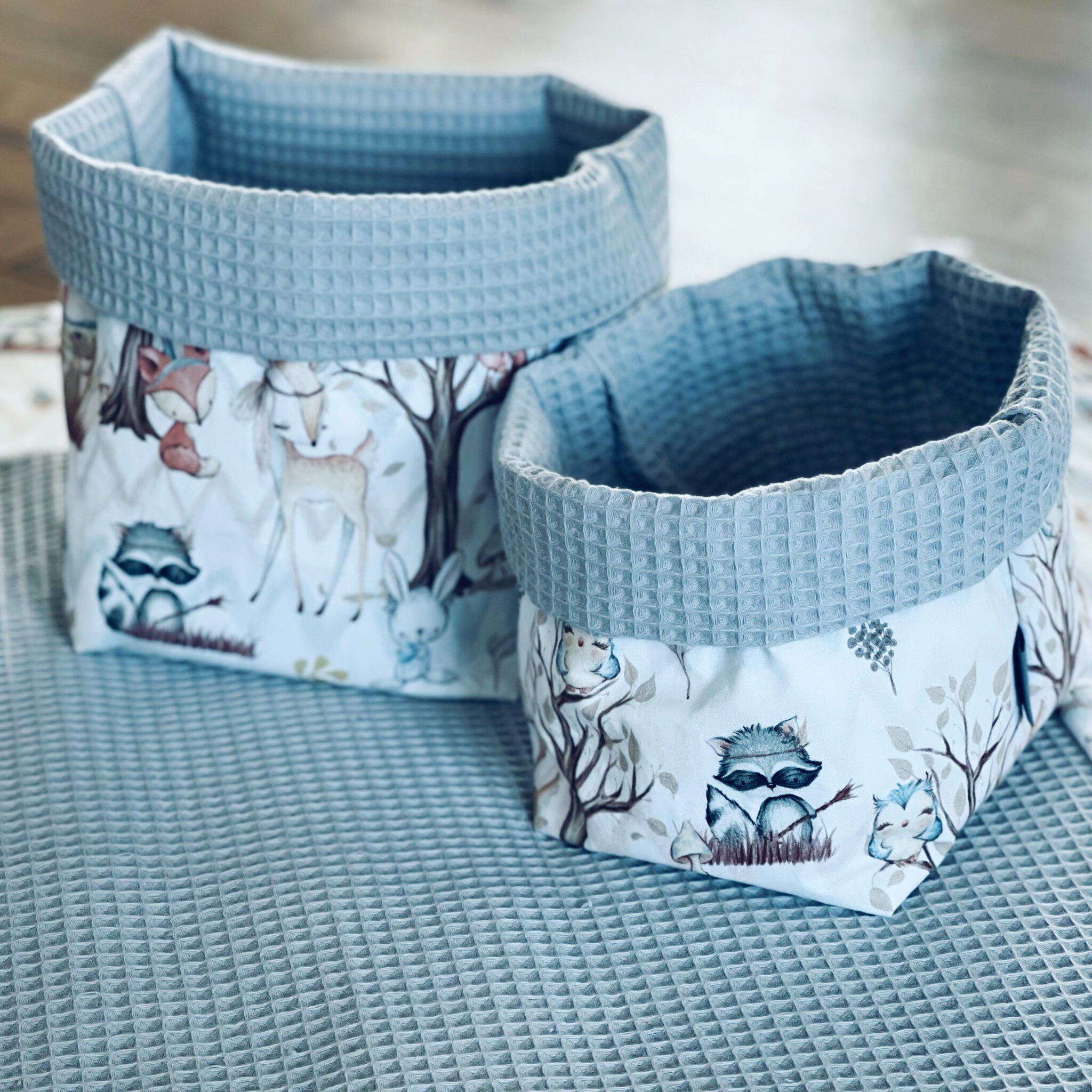 Bunte Utensilo Sets aus Körbchen in verschiedenen Farben und Mustern, ideal zur Aufbewahrung und Organisation, von Mein Shop