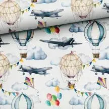 Frotteetuch für Wickelauflage mit bunten Ballons- und Flugzeugmotiven, in Wunschfarben, aus weichem Baumwollfrottee.