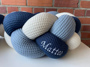 Geflochtene Bettschlange in Rauchblau, Jeansblau und Naturweiß, individuell bestickt, für Babybett oder Kinderzimmer.