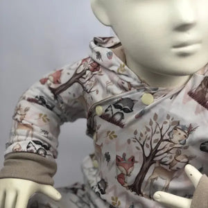 Ein Baby-Overall aus Jersey mit Waldtier-Design in Größe 86/92, bequem und weich für kleine Kinder.