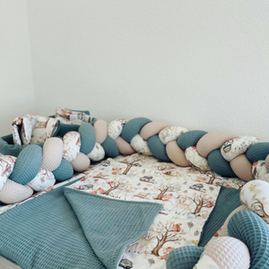 Geflochtene Wickeltischumrandung in Wunschfarbe, handgefertigt, passend für Baby-Wickeltische, von Mein Shop.