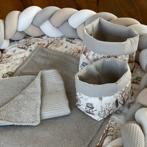 Geflochtene Wickeltischumrandung in Wunschfarbe, handgefertigt, schützt und verschönert den Wickeltisch, von Mein Shop.