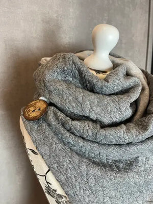 Grauer Wickelschal in Dreiecksform, einfaches Tuch aus Mein Shop, lässig um den Hals gewickelt, weiche Stoffqualität.