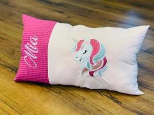 Personalisiertes Einhorn-Kissen mit Namen, weiches Kissen für Kinder, von Mein Shop, mit buntem Einhorn-Design.