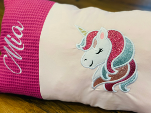 Personalisierte Kissen mit Einhorn und Name, weiches Stoffkissen für Kinder, farbenfrohes Einhorn-Design mit Name.