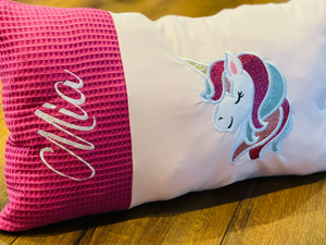 Personalisiertes Kissen mit Einhorn und Namen, weiches Dekokissen für Kinder, von Mein Shop, buntes Einhorn-Motiv sichtbar