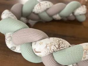 Geflochtene Nestchenschlange von Mein Shop, individuell gestaltbar, ideal als Bettschlange für Babys und Kleinkinder.
