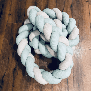 Geflochtene Wickeltischumrandung in Wunschfarbe, handgefertigt, passend für Babysicherheitsbereich, zeigt die bunte Umrandung an einem Wickeltisch.