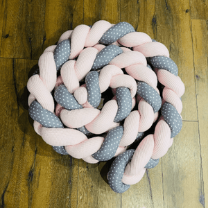 Geflochtene Wickeltischumrandung in Wunschfarbe, handgefertigt, als flexible Baby-Accessoire für sicheren Wickelplatz