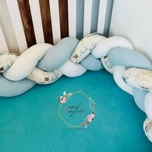 Geflochtene Nestchenschlange in verschiedenen Farben, weich und sicher für Babys, ideal als Bettschlange zum Schutz und Komfort.