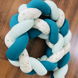 Geflochtene Wickeltischumrandung in Wunschfarbe, handgefertigt, passend für Babywickelstationen, von Mein Shop