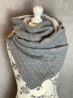 Grauer Wickelschal im Dreieckstuch-Design, einfaches Accessoire, perfekt für kalte Tage, von Mein Shop