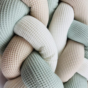 Geflochtene Wickeltischumrandung, individuell anpassbar, in verschiedenen Farben, aus dem Shop, zeigt die handgefertigte Produktdetails.