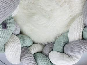 Geflochtene Wickeltischumrandung in verschiedenen Farben, handgefertigt, passend für Babywickeltische, individuell auswählbar.