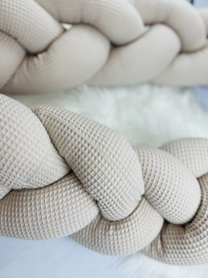 Geflochtene Wickeltischumrandung in Wunschfarbe, flexible Farbauswahl, handgefertigt, schützt und verschönert den Wickelbereich.