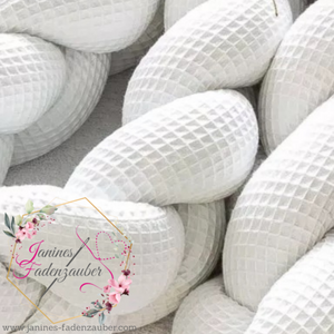 Geflochtene Wickeltischumrandung in Wunschfarbe, handgefertigt, passend für Babywickelbereich, von Mein Shop