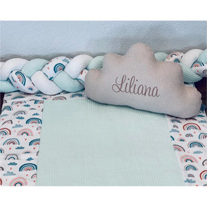Weiches Babykissen mit Mond-, Stern- und Wolkenmuster, ideal für Neugeborene, in zarten Farben, von Mein Shop.