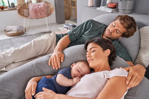 Theraline Stillkissen mit individuellem Bezug, modell auf einem Bett, flexibel und bequem für das Stillen | Mein Shop