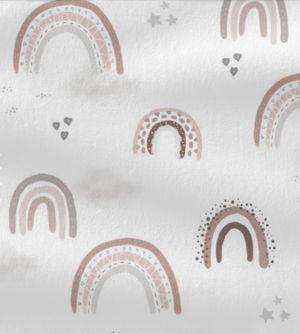 Geflochtene Wickeltischumrandung in Altrosa mit Regenbogenmuster, individuell wählbare Farben, für sicheren Wickelbereich.