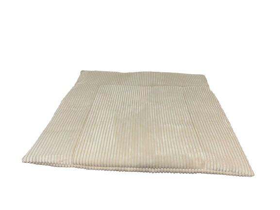 Weiche, wasserabweisende Wickelauflage aus Cordstoff, ideal für kuschelige und saubere Wickelzeiten.