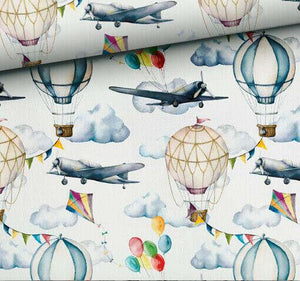 Geflochtene Wickeltischumrandung in Wunschfarbe mit Ballons und Flugzeugen, flexible Farbwahl, für sicheren Wickelbereich.