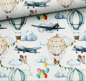 Geflochtene Wickeltischumrandung in Wunschfarbe mit Ballons und Flugzeugen, flexible Farbwahl, für sicheren Wickelbereich.