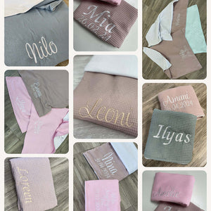 Weiche Babydecke mit personalisiertem Namen, gestrickt in bunten Farben, ideal für Neugeborene und als Geschenk.