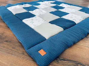Patchworkdecke und Krabbeldecke von Mein Shop mit Wunschstickerei, bunte Stoffmuster, weiche Textur, handgemacht, individuell gestaltet