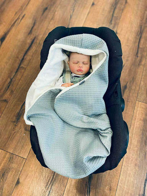 Einschlagdecke für Babysitz oder Babyschale, weiches Material, in verschiedenen Farben, geeignet für sicheren Babyschutz.