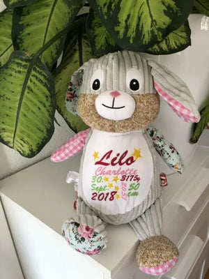 Heller rosa Harlequin-Hase aus weichem Material, variierende Größe, von Mein Shop, detailreiche Stofffigur auf weißem Hintergrund