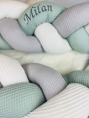 Geflochtene Wickeltischumrandung in Wunschfarbe, handgefertigt, für sicheren und stilvollen Wickelbereich, variabel in Farbe und Design