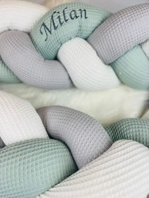 Geflochtene Nestchenschlange in verschiedenen Farben für sicheren und komfortablen Babyschlaf, von Mein Shop.