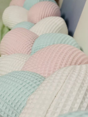 Geflochtene Wickeltischumrandung in Wunschfarbe, flexible Design, handgefertigt, schützt und verschönert den Wickelbereich.