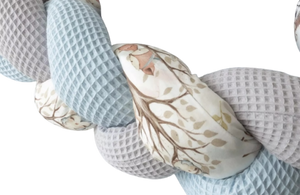 Geflochtene Wickeltischumrandung in Wunschfarbe, flexible Design, aus hochwertigem Material, für sicheren Wickelbereich.