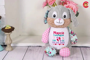 Blauer Harlequin Hase von Mein Shop, variable Stofffigur mit buntem Muster, detailreiche Textur und niedliches Design