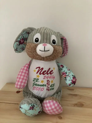 Blauer Harlequin Hase von Mein Shop, variable Größe, detailreiche Stofffigur mit buntem Muster, auf hellen Hintergrund.