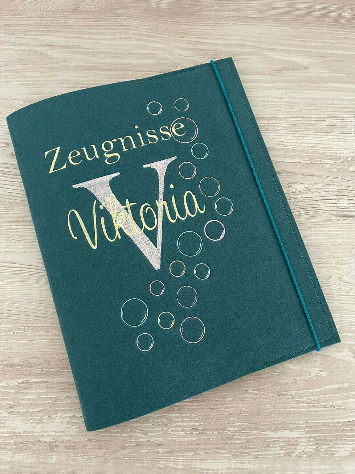 Zeugnishülle nach Wunsch bestickt