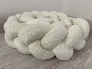 Kuschelig weiche Sternenfleece Knotenschlange - Geflochtene Bettschlange - Naturweiss Mein Shop