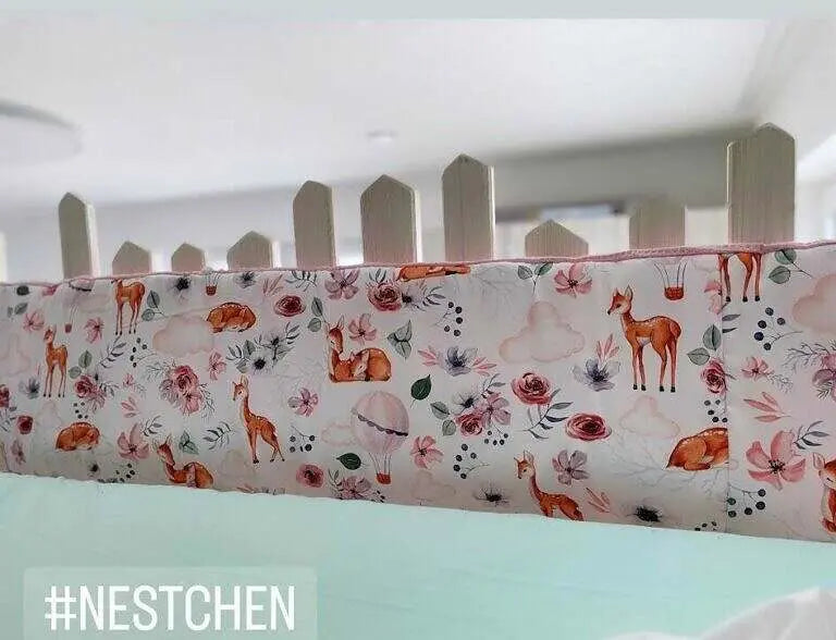 Nestchen für Babybett in verschiedenen Varianten, weiche Polsterung, Schutz für Babys, von Mein Shop, auf einem Bett liegend