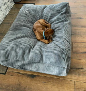 Wasserabweisendes Hundekissen mit kratzfestem Bezug, bequemes Hundebett in Variation, ideal für den Innenbereich.