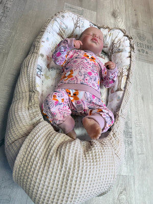 Schützendes Babynestchen in verschiedenen Varianten, weich gepolstert, für sicheren Babyschlaf, von Mein Shop.