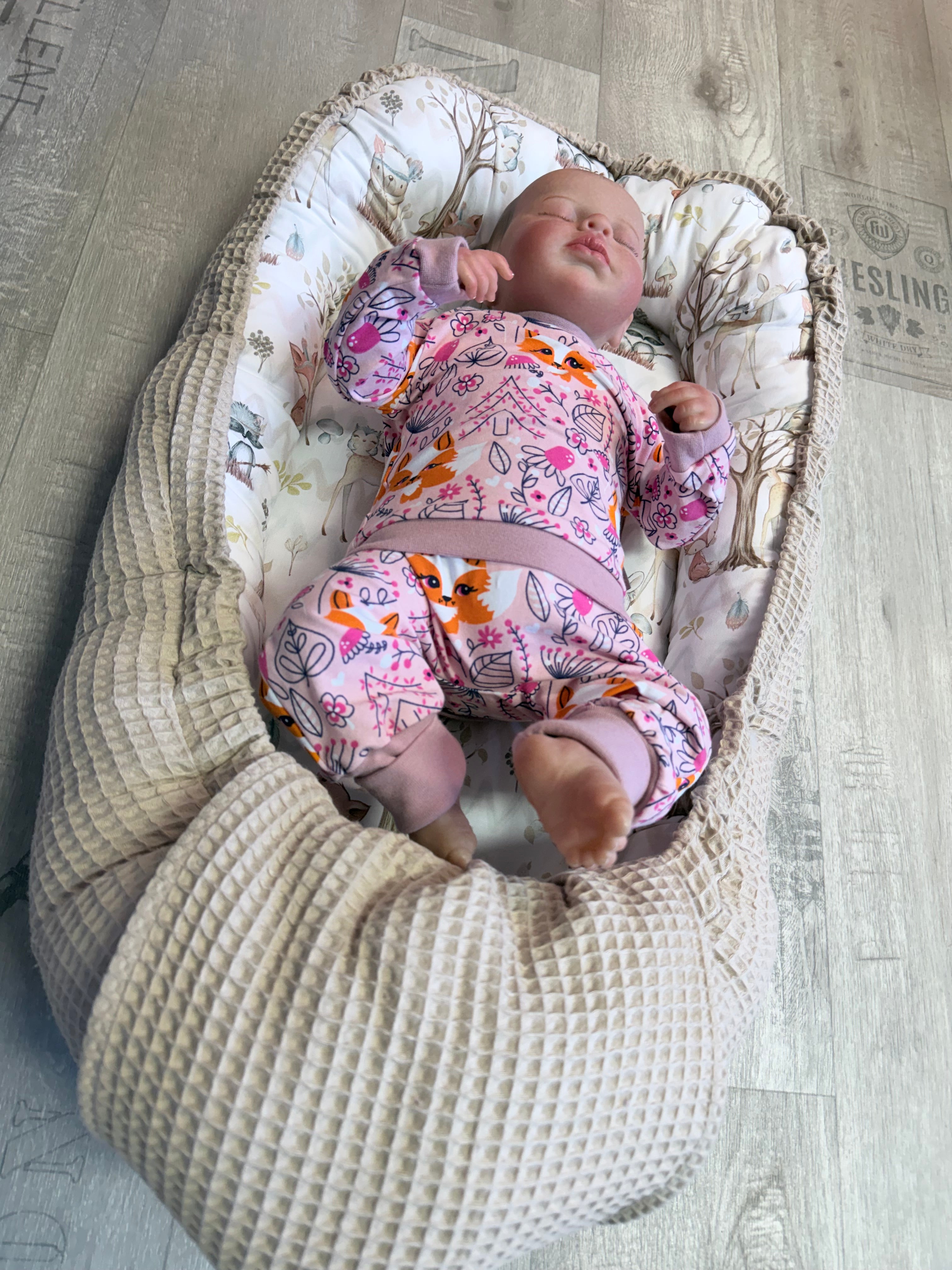 Schützendes Babynestchen in verschiedenen Varianten, weich gepolstert, für sicheren Babyschlaf, von Mein Shop.