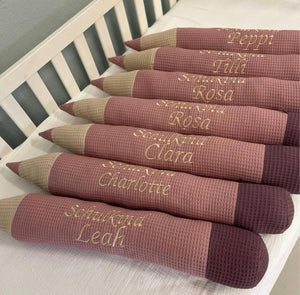 Weiches personalisiertes Kissen in Form eines Riesenstifts zum Einkuscheln, mit bunten Farbdetails, von Mein Shop