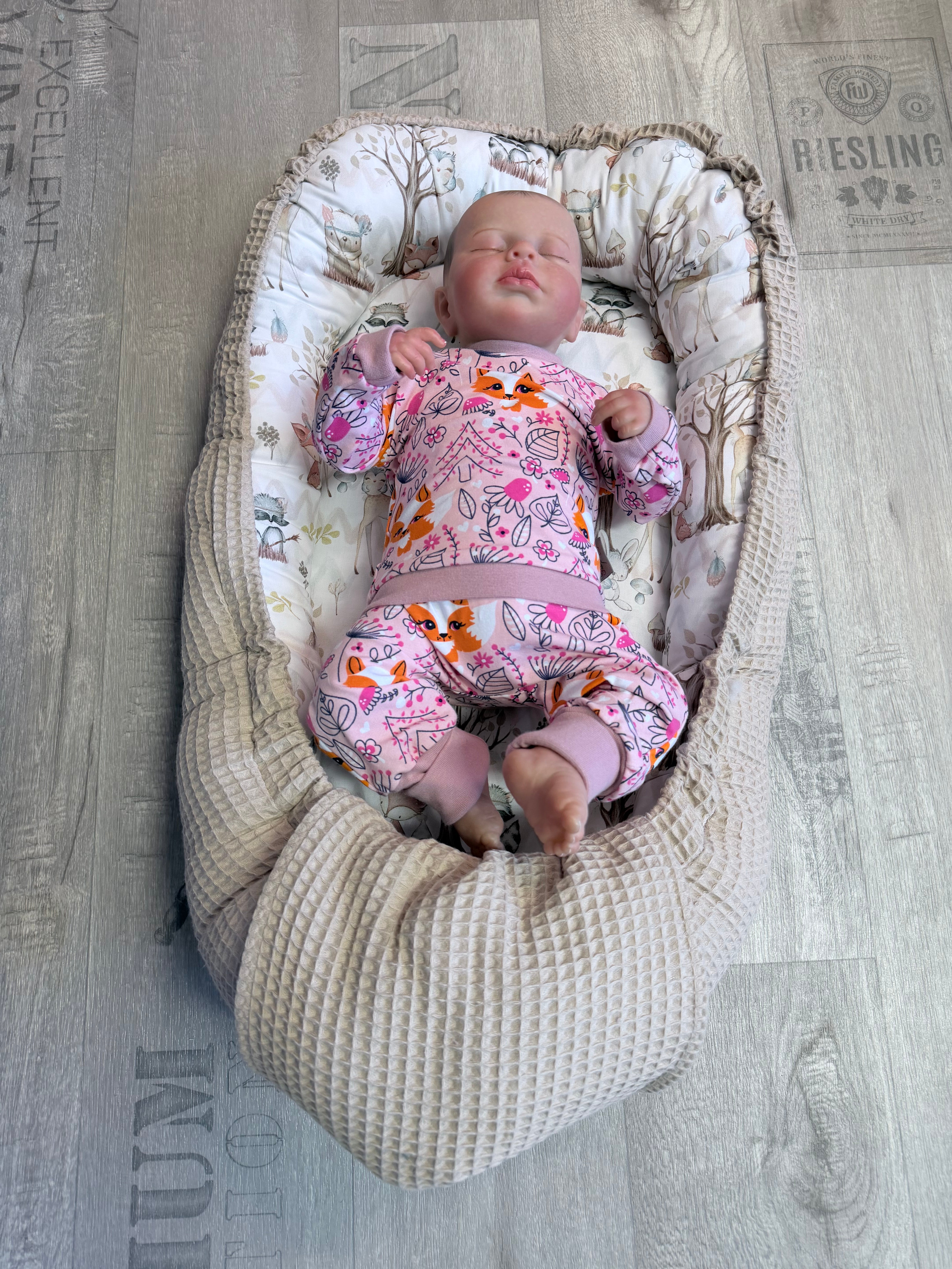 Flexibles Babynestchen von Mein Shop, maßgeschneidert, schützt das Babybett und sorgt für sicheren Schlaf.