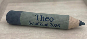 Weiches personalisiertes Kissen in Stiftform zum Einkuscheln, mit bunten Stift-Designs, ideal zum Kuscheln und Dekorieren.